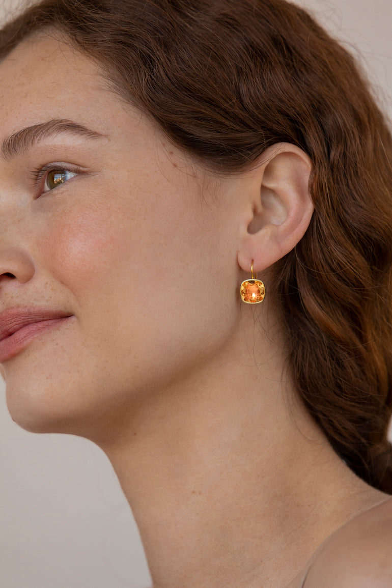 alt-luzia-button-earrings-citrine-gold-model img-lifestyle