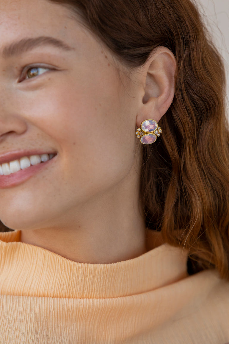 alt-luzia-dama-cluster-earrings-lmq-gold-model img-lifestyle