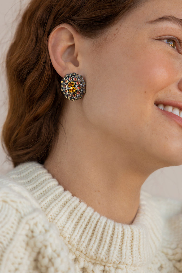 alt-luzia-rainha-cluster-earrings-citrine-model img-lifestyle