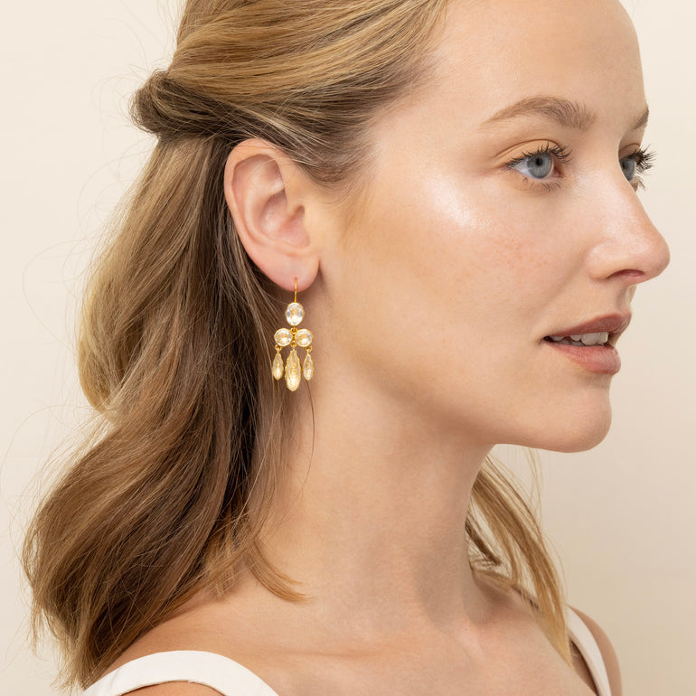alt-L&HBride-girandole-earrings-veil-yellow-gold-model