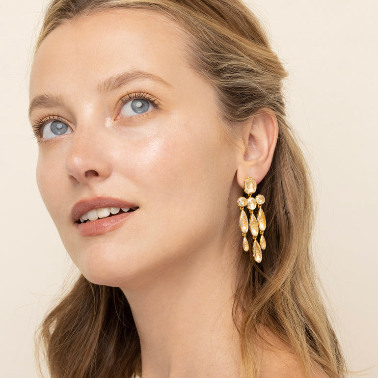alt-L&HBride-long-girandole-earrings-veil-yellow-gold-model img-lifestyle